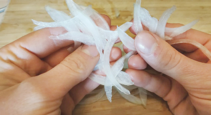 Jak pokroić cebulę w piórka